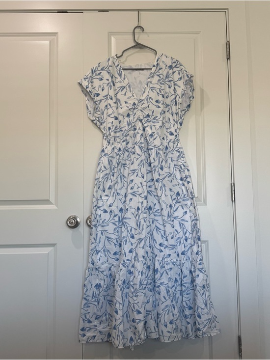 Abercrombie & Fitch Dresses & Skirts - Abercrombie & Fitch Twist Front White Maxi Dress with Blue Leaf Print